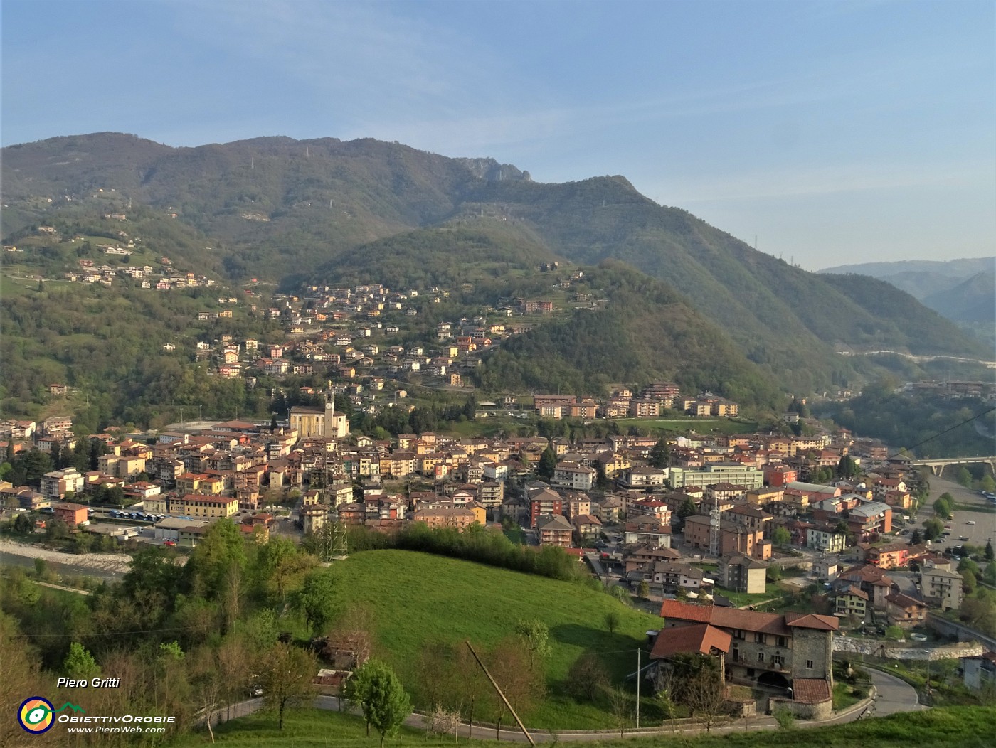 12 Salendo al roccolo della Corna ci godiamo bella vista su Zogno .JPG